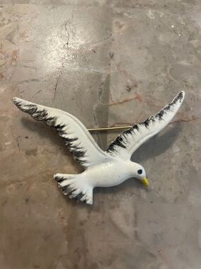 Vintage White Seagull Bird Pin Brooch - Unbranded.